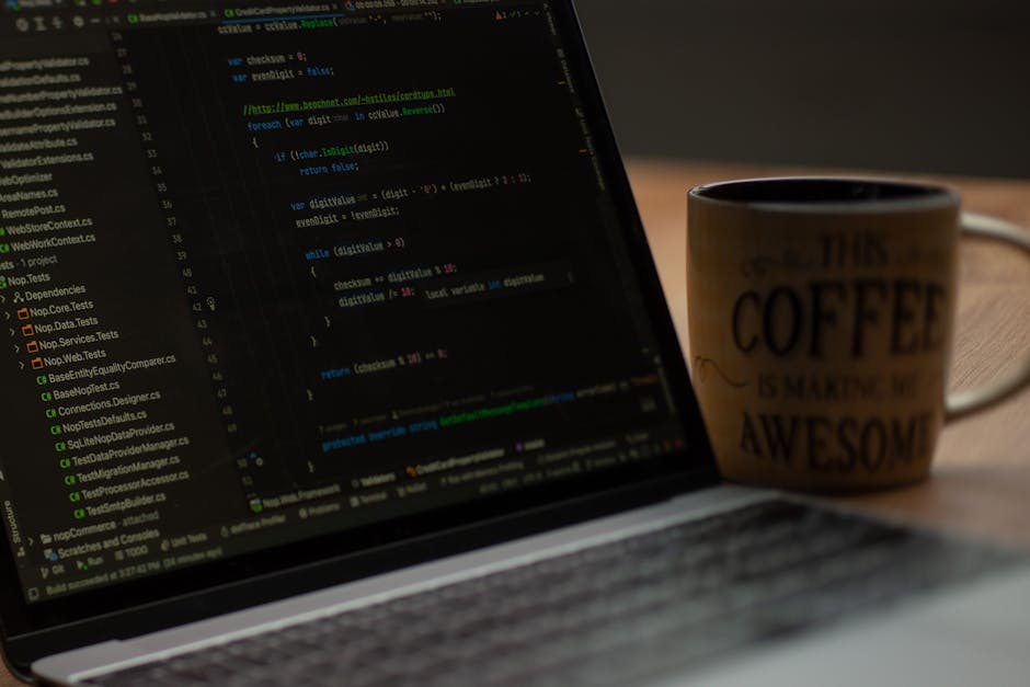 מסך קוד תכנות על רקע כהה